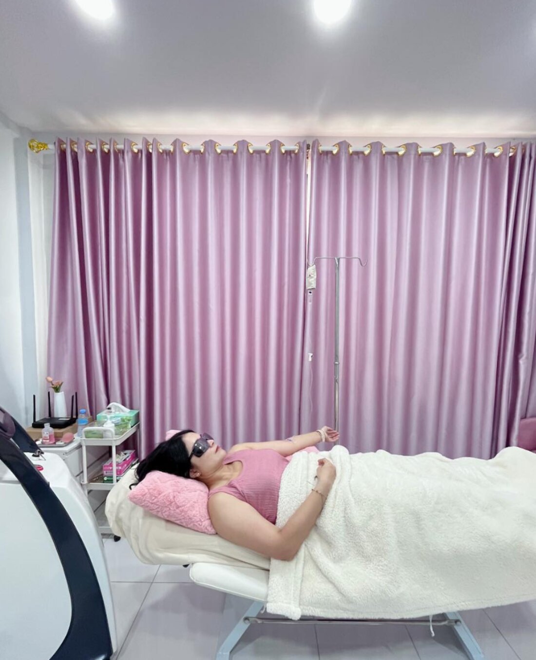 ห้องทรีตเมนต์ภายในบุปผาคลินิก โทนสีชมพู พร้อมบริการวิตามินดริป สะอาดและเป็นส่วนตัว